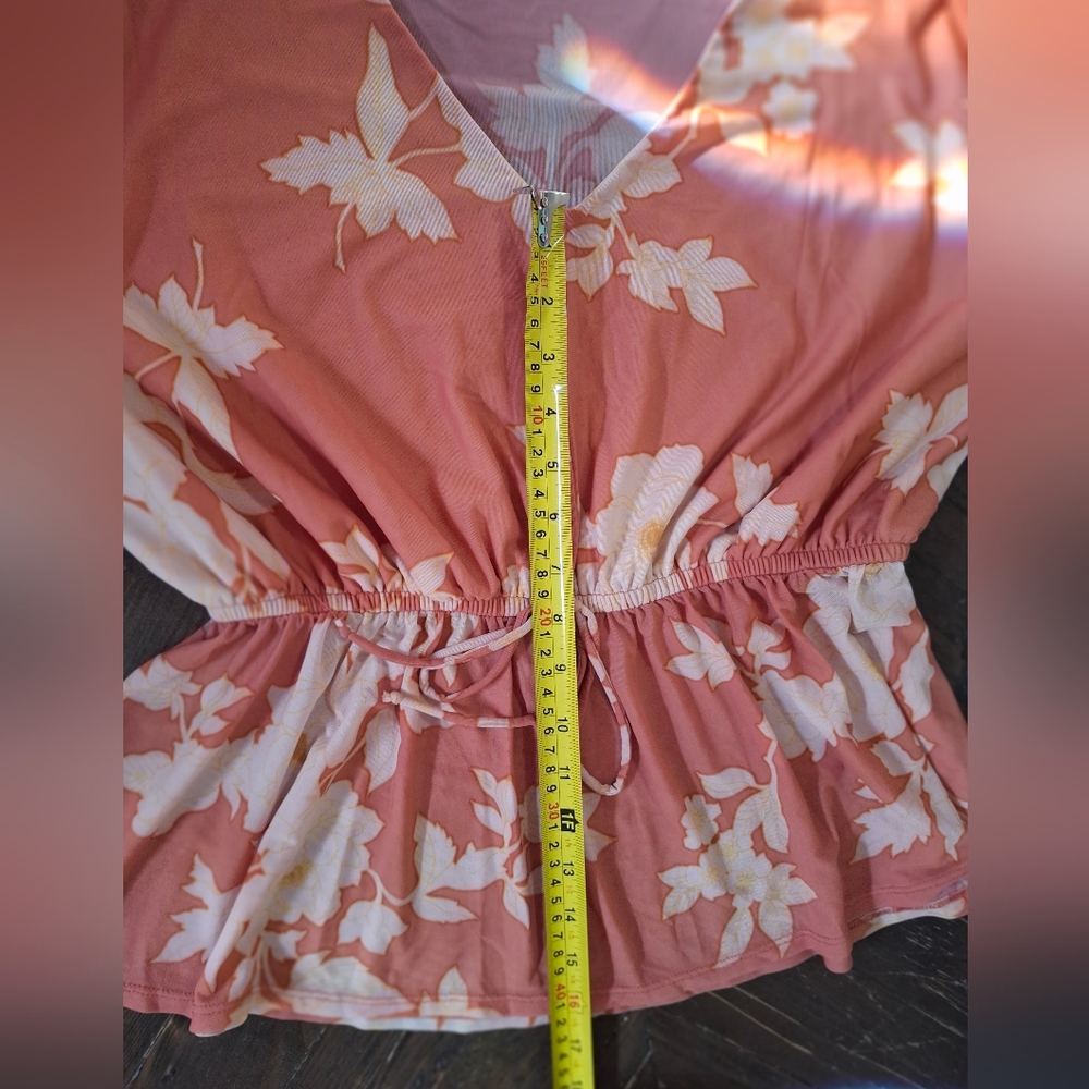 Ophelia Roe Elegant Floral Blouse - Peach Size M. - Picture 8 of 8